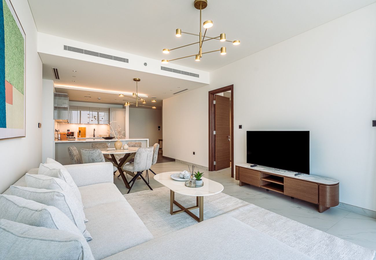 Apartment in Dubai - Elegant 2-Bedroom Apartment with Stunning City and Water Views