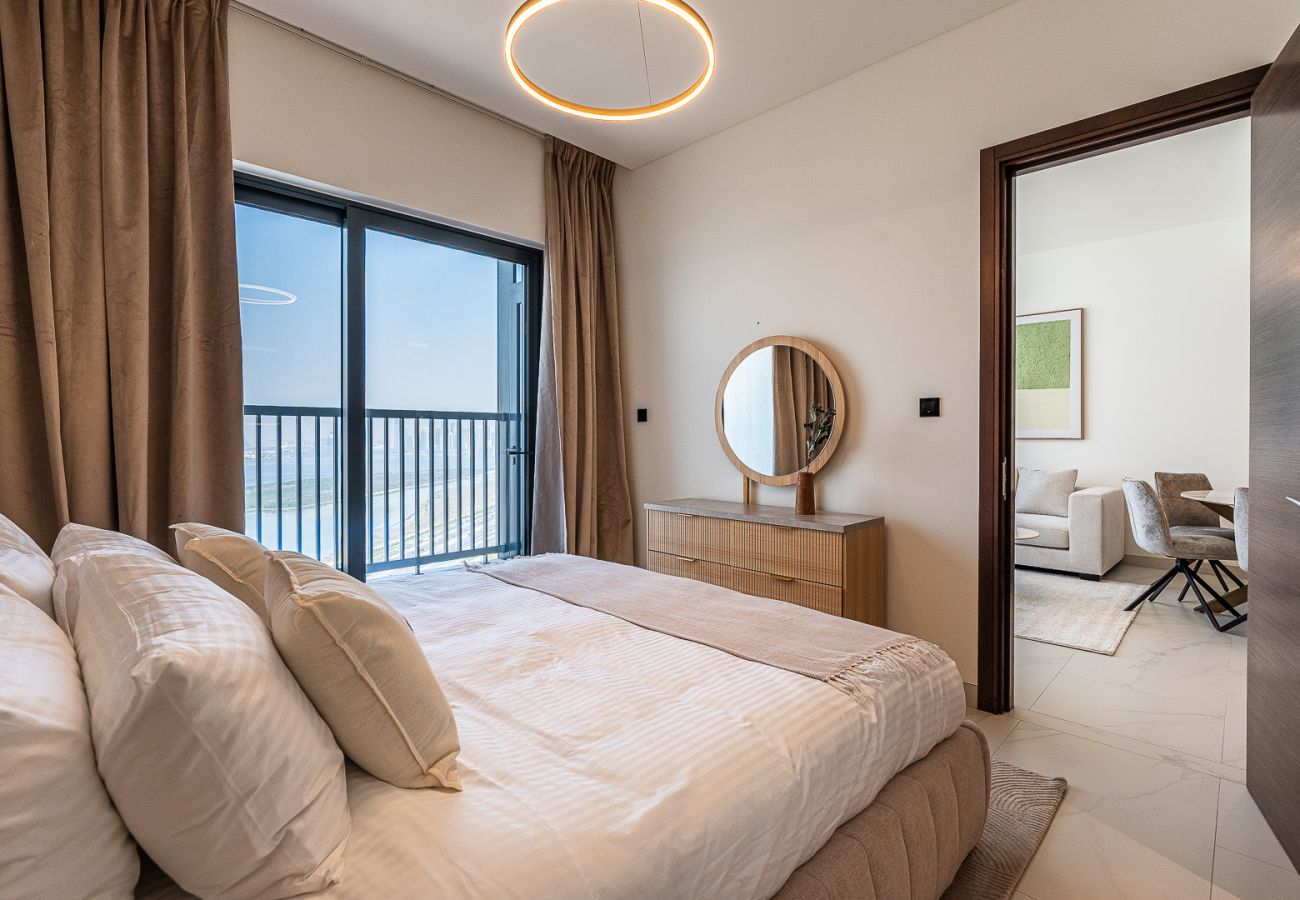 Apartment in Dubai - Elegant 2-Bedroom Apartment with Stunning City and Water Views