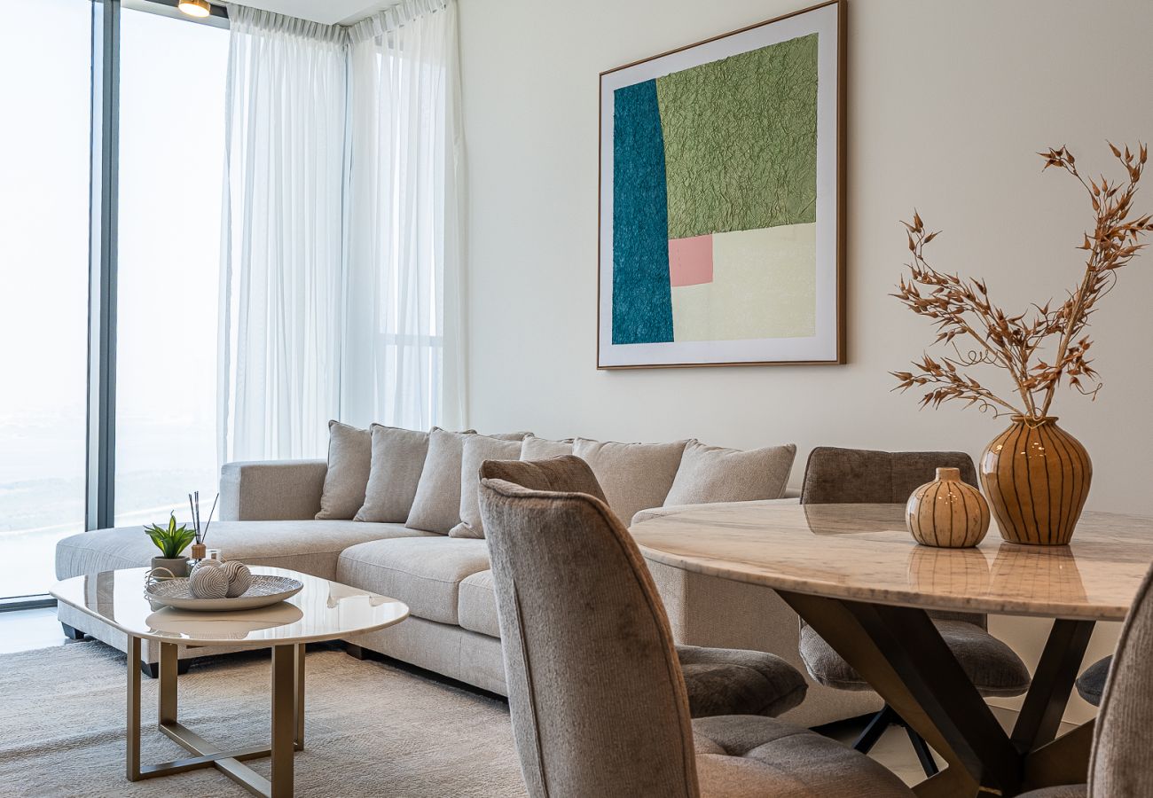 Apartment in Dubai - Elegant 2-Bedroom Apartment with Stunning City and Water Views