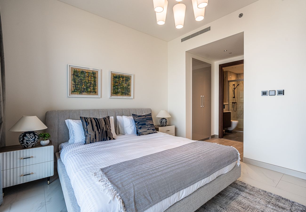 Apartment in Dubai - Elegant 2-Bedroom Apartment with Stunning City and Water Views