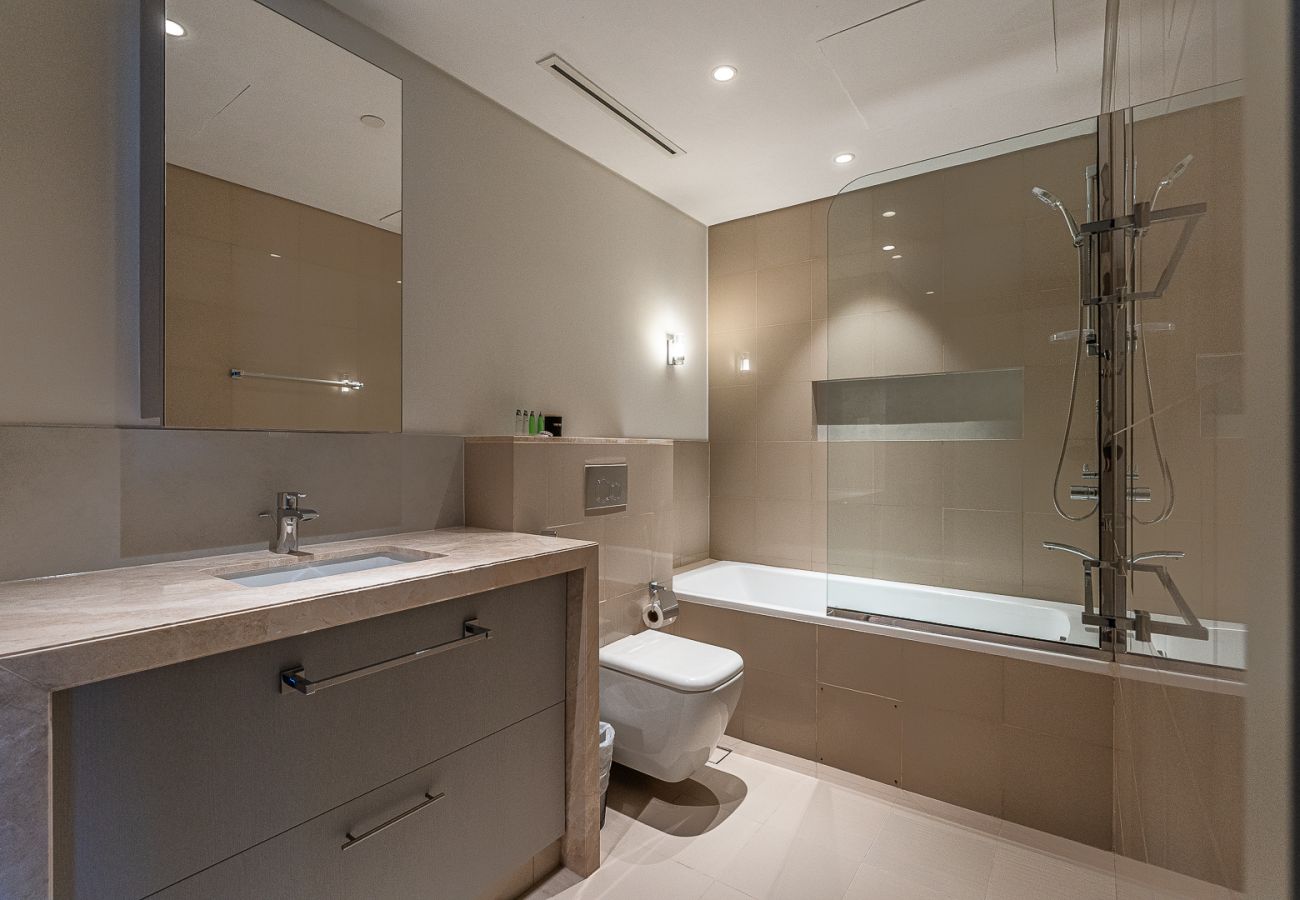 Apartment in Dubai - Modern & Spacious 1-Bedroom Apartment in Boulevard Point I Downtown Dubai