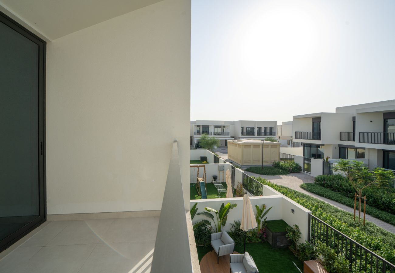 Terraced House in Dubai - Spacious 3-Bedroom Townhouse with Maid’s Room & Private Garden