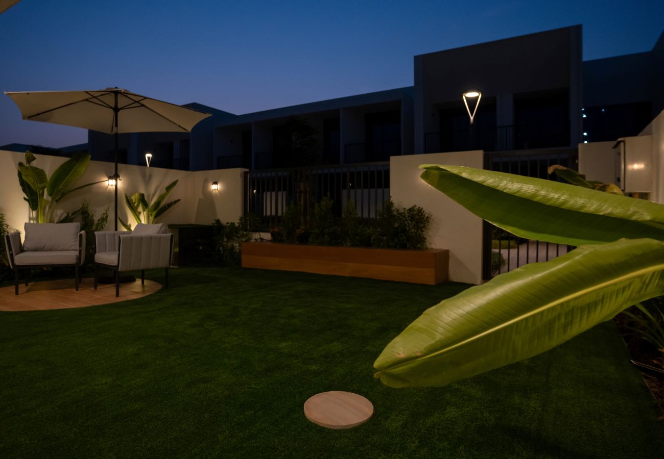 Terraced House in Dubai - Spacious 3-Bedroom Townhouse with Maid’s Room & Private Garden