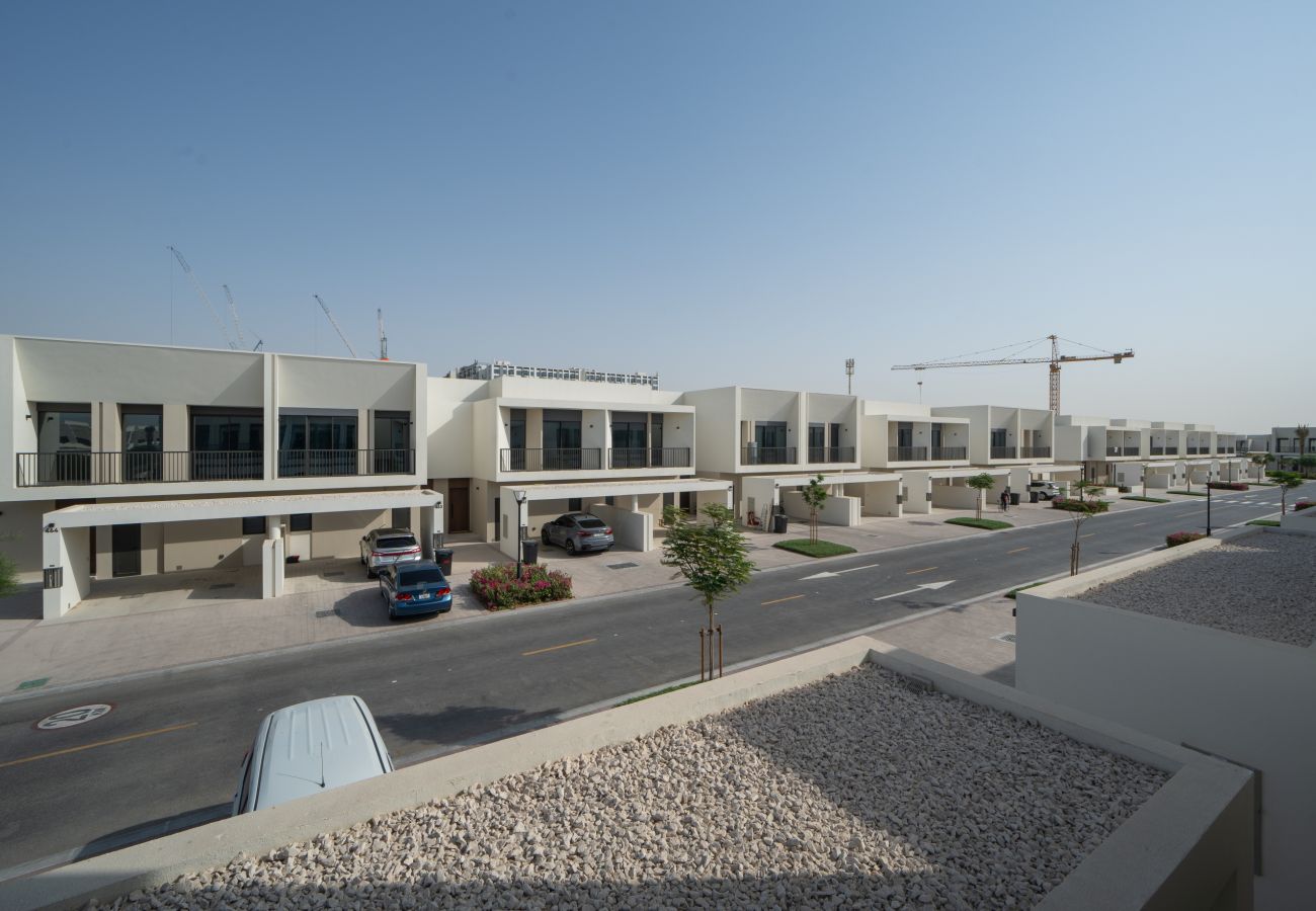 Terraced House in Dubai - Spacious 3-Bedroom Townhouse with Maid’s Room & Private Garden