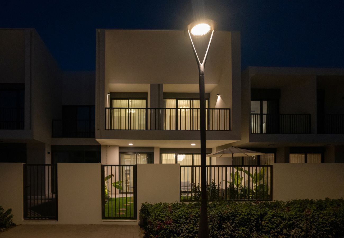 Terraced House in Dubai - Spacious 3-Bedroom Townhouse with Maid’s Room & Private Garden