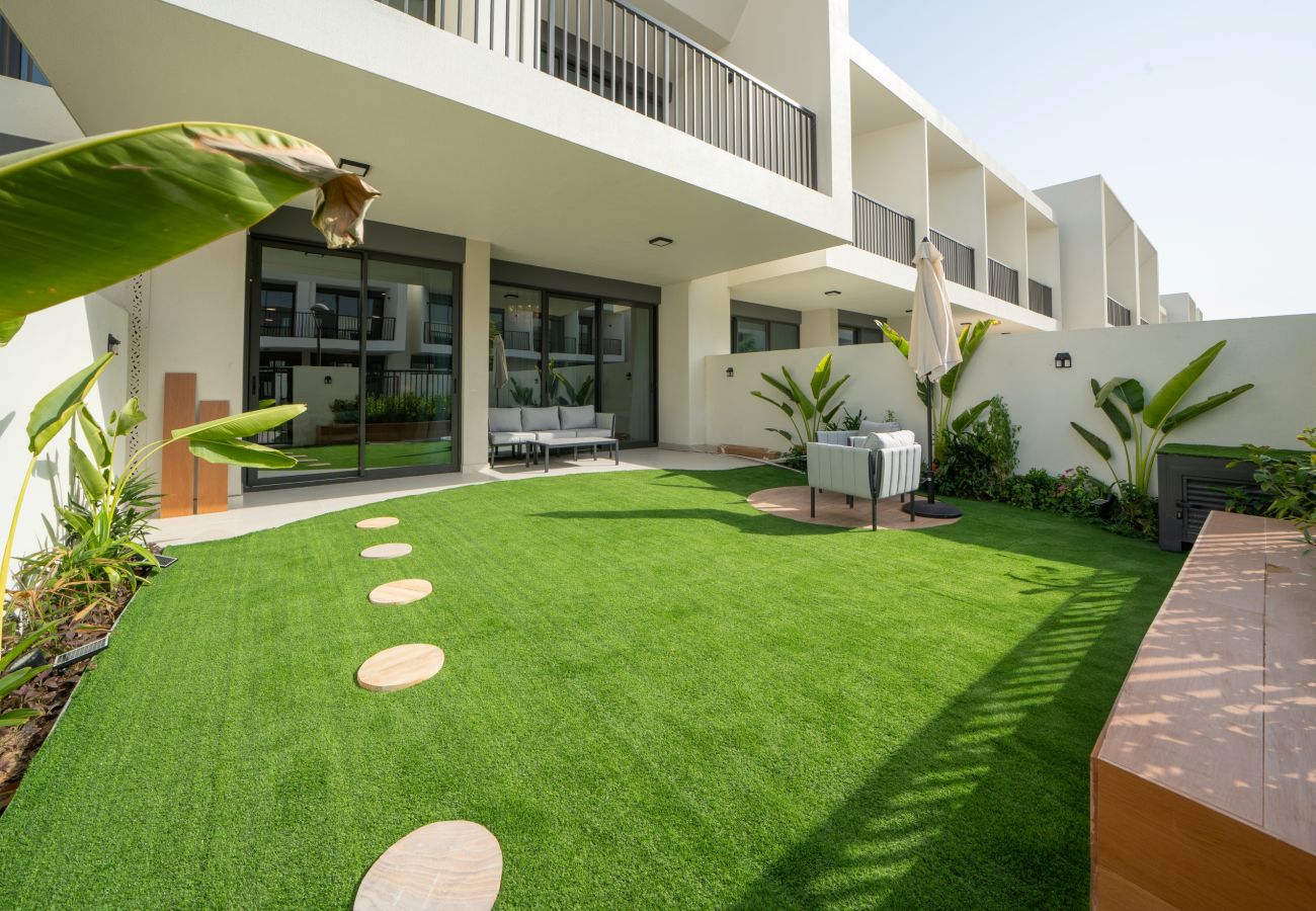 Terraced House in Dubai - Spacious 3-Bedroom Townhouse with Maid’s Room & Private Garden