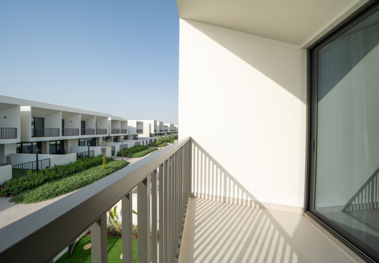 Terraced House in Dubai - Modern 3-Bedroom Townhouse with Maid’s Room & Private Garden