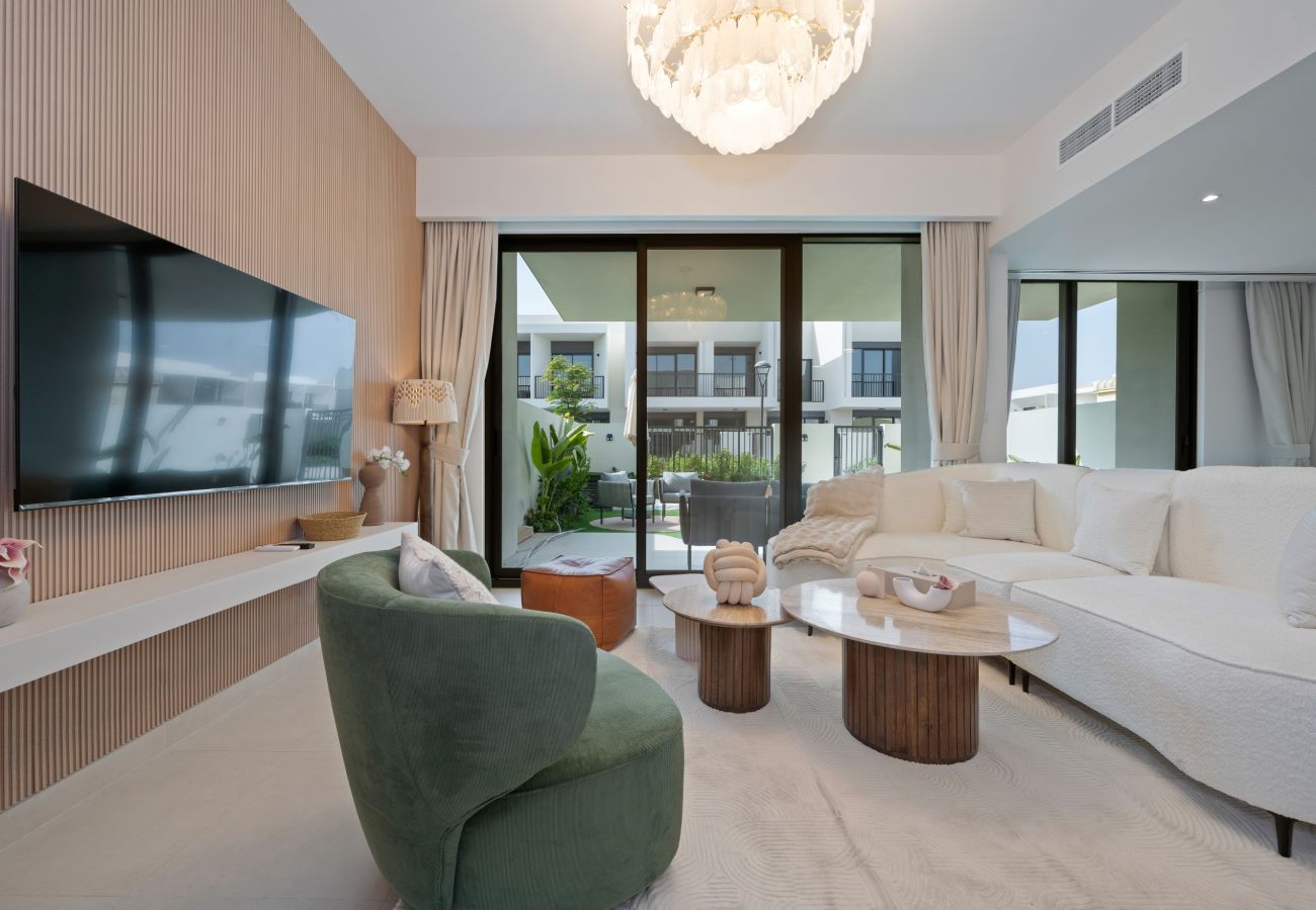 Terraced House in Dubai - Modern 3-Bedroom Townhouse with Maid’s Room & Private Garden