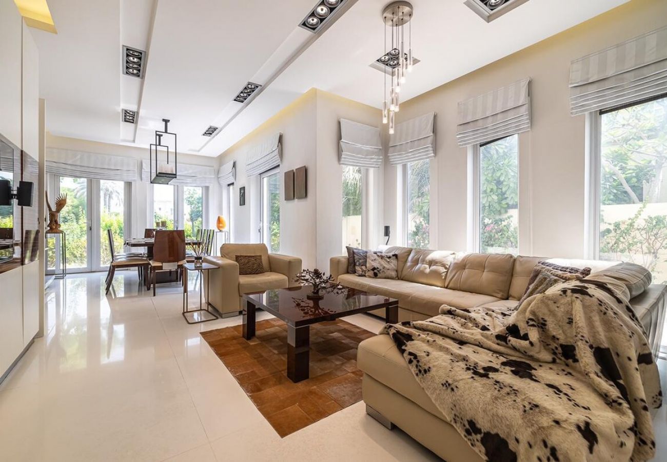 Вилла на Dubai -  Luxury Villa in The Springs with Private Garden 