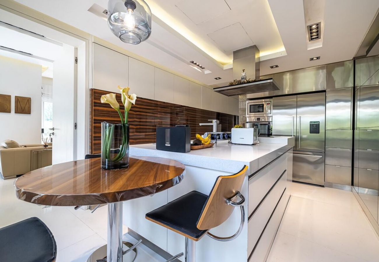 Вилла на Dubai -  Luxury Villa in The Springs with Private Garden 