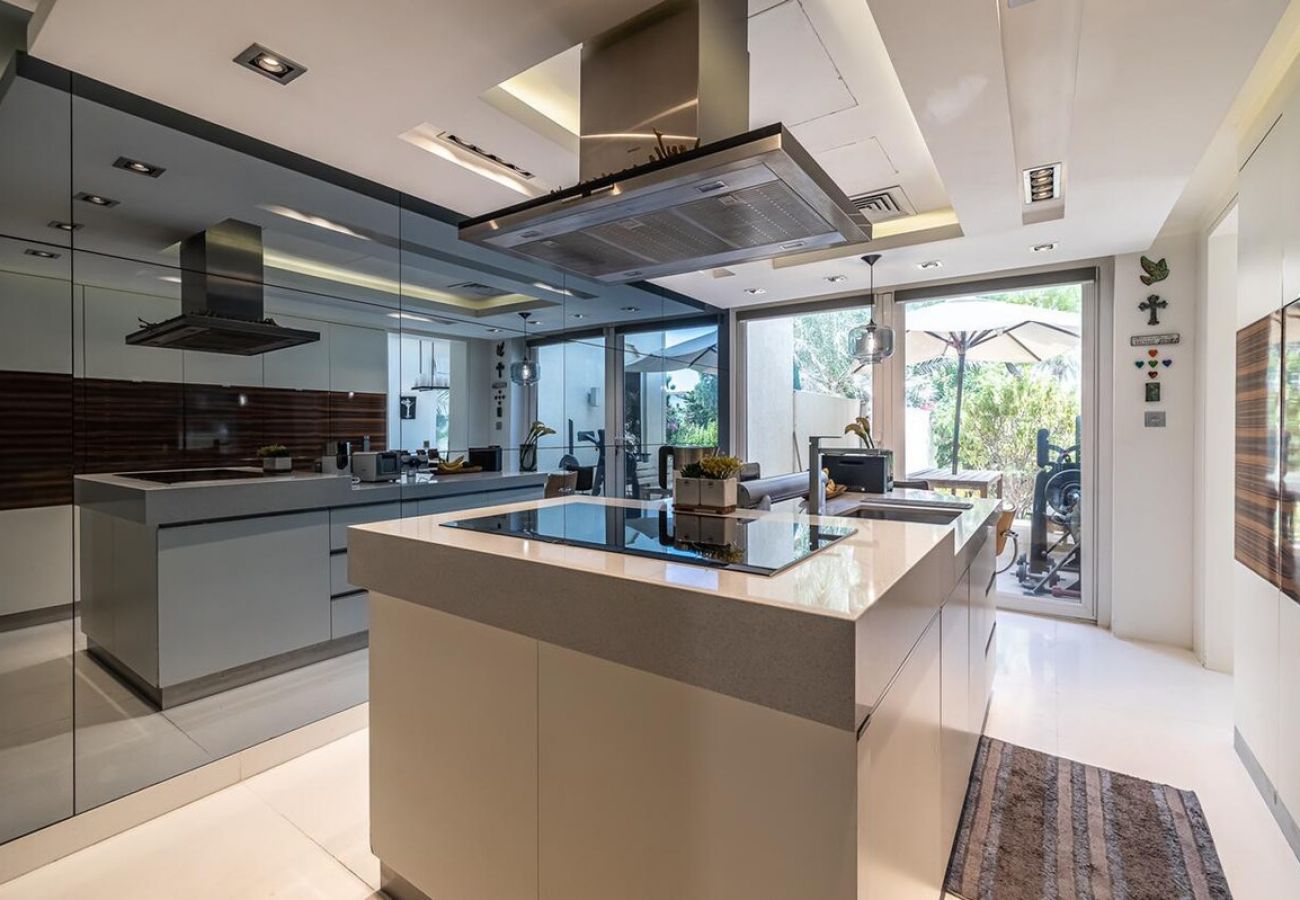 Вилла на Dubai -  Luxury Villa in The Springs with Private Garden 