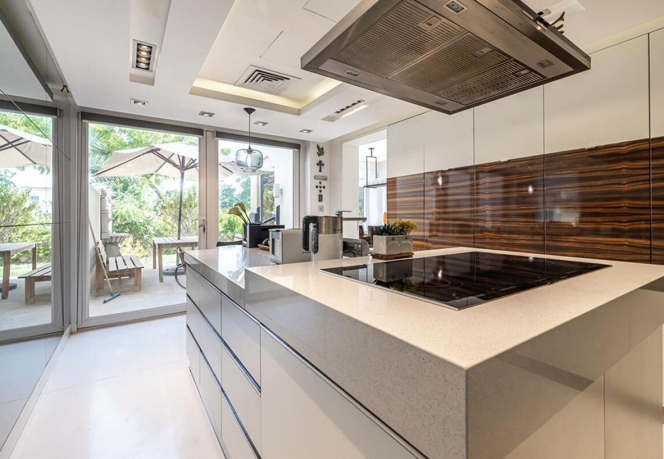 Вилла на Dubai -  Luxury Villa in The Springs with Private Garden 