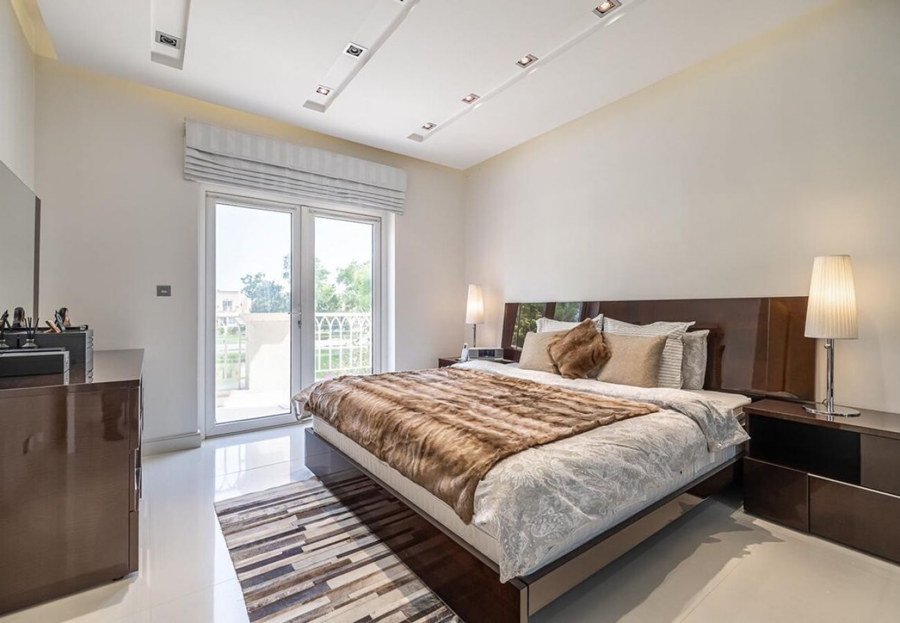 Вилла на Dubai -  Luxury Villa in The Springs with Private Garden 