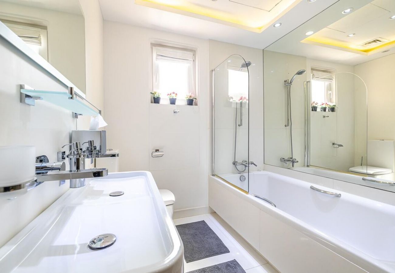 Вилла на Dubai -  Luxury Villa in The Springs with Private Garden 