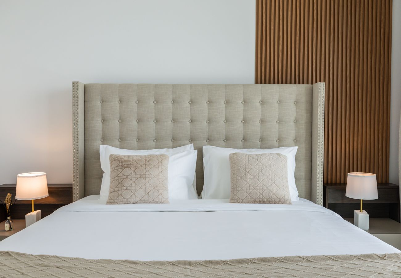 Апартаменты на Dubai - Luxurious 2-Bedroom Apartment with Burj Khalifa & Waterfront Views 