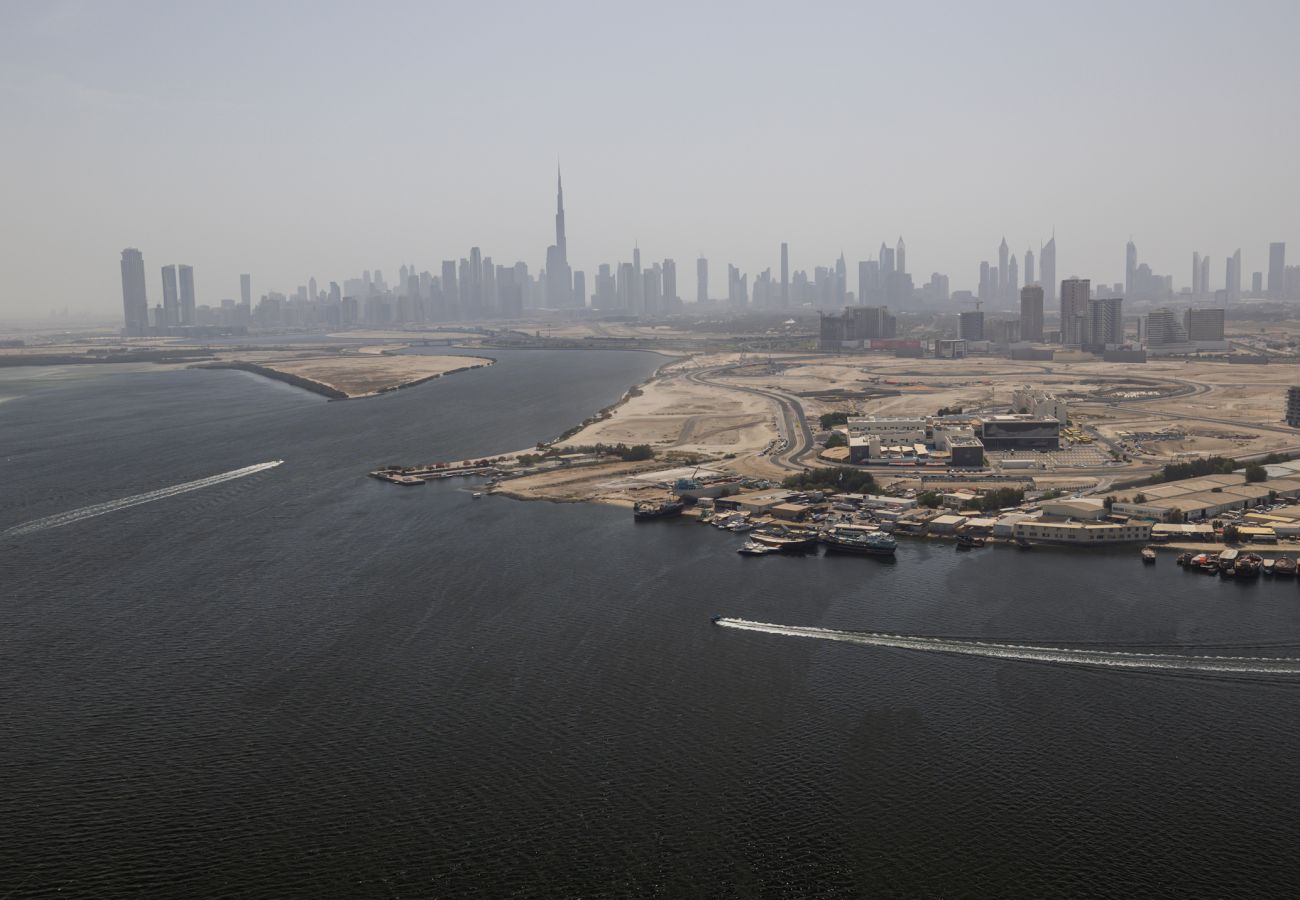 Апартаменты на Dubai - Luxurious 2-Bedroom Apartment with Burj Khalifa & Waterfront Views 