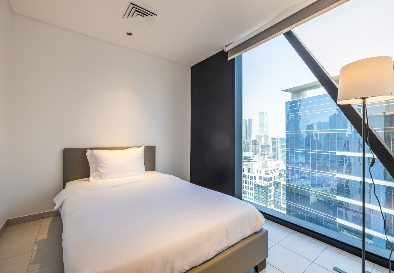 Апартаменты на Dubai - Spacious 3-Bedroom Apartment with Maid’s Room & Burj Khalifa Views – Business Bay