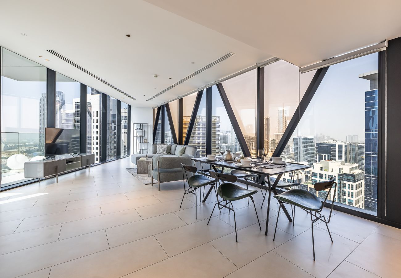 Апартаменты на Dubai - Spacious 3-Bedroom Apartment with Maid’s Room & Burj Khalifa Views – Business Bay