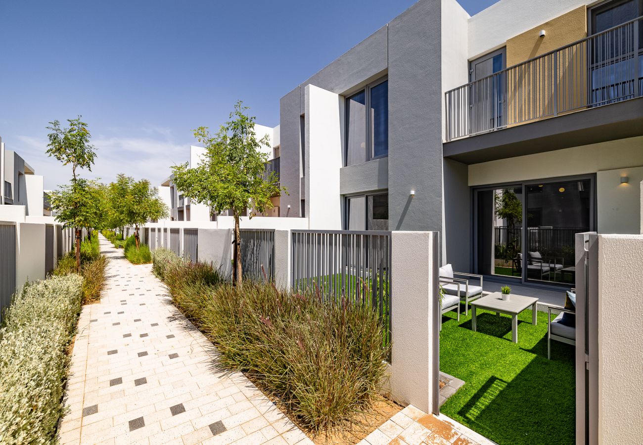 Таунхаус на Dubai - Elegant villa with 3 BDR I Maid Room I Garden /B51
