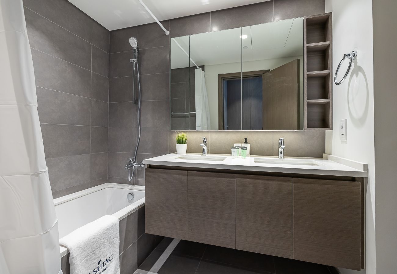 Апартаменты на Dubai - Elegant 3-Bedroom Apartment with Maid’s Room in Creek Gate – Dubai Creek Harbour