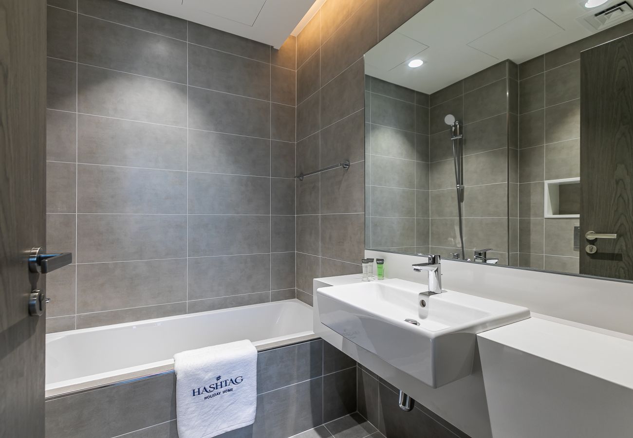 Апартаменты на Dubai - Lagoon-Facing 1BR Apartment | Residences 14, District One