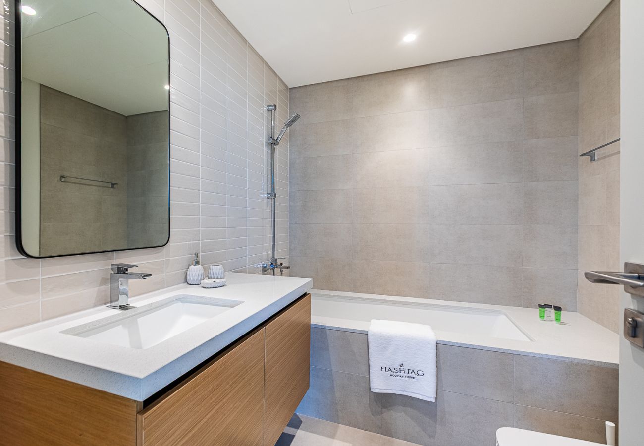 Апартаменты на Dubai - Modern Comfort Meets Creekside Elegance | 1BR at Creek Crescent Tower