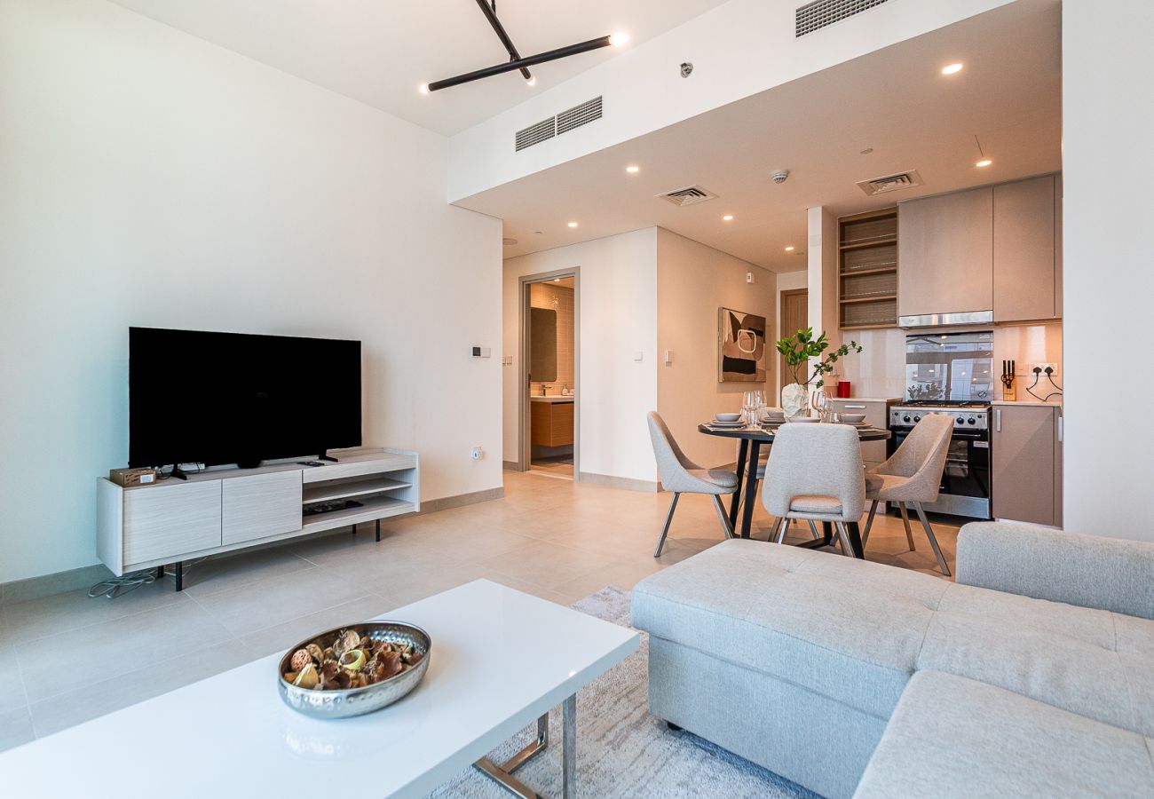 Апартаменты на Dubai - Modern Comfort Meets Creekside Elegance | 1BR at Creek Crescent Tower