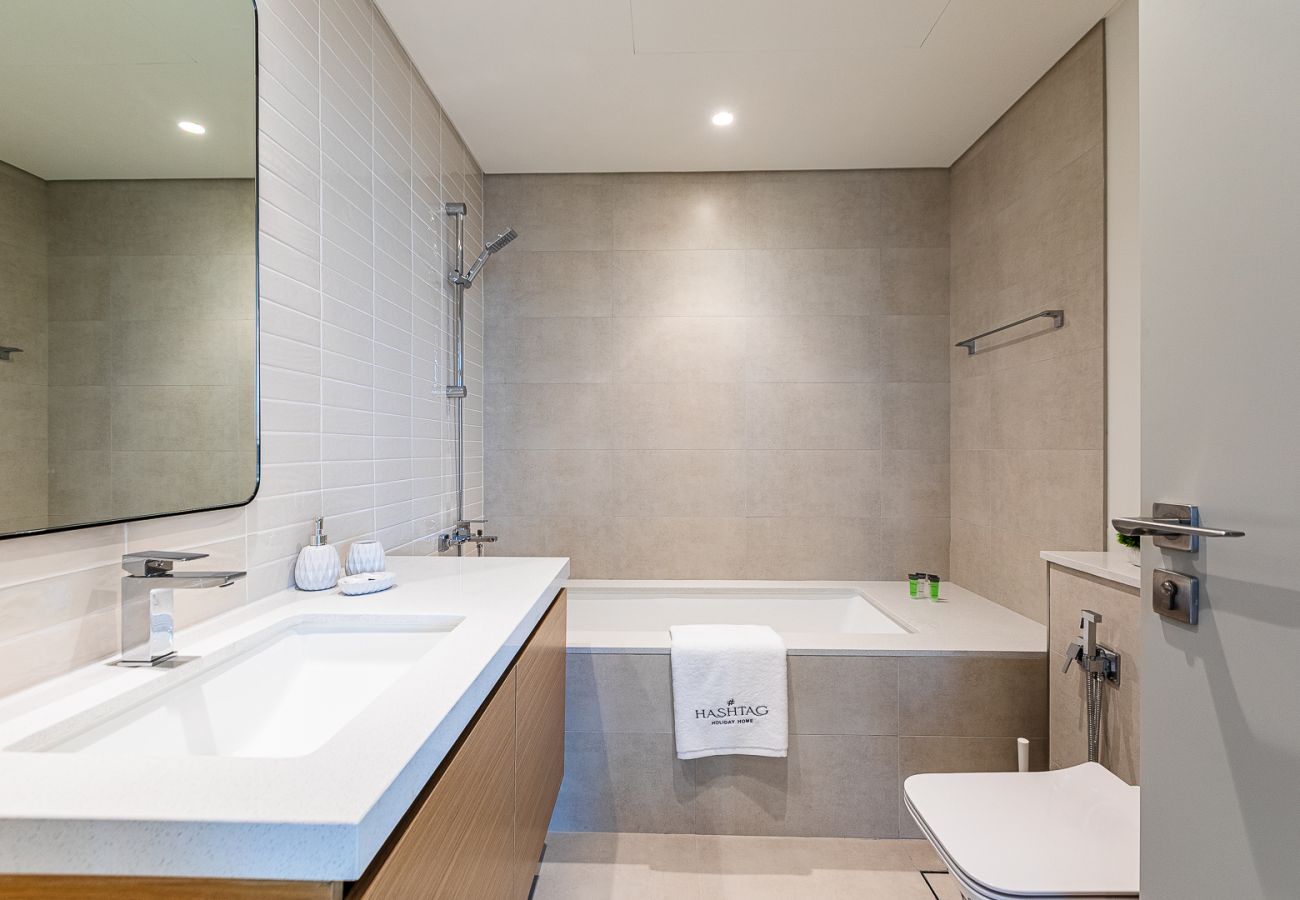 Апартаменты на Dubai - Modern Comfort Meets Creekside Elegance | 1BR at Creek Crescent Tower