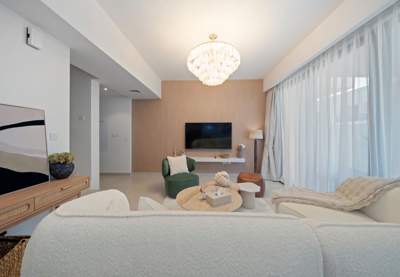 Таунхаус на Dubai - Spacious 3-Bedroom Townhouse with Maid’s Room & Private Garden