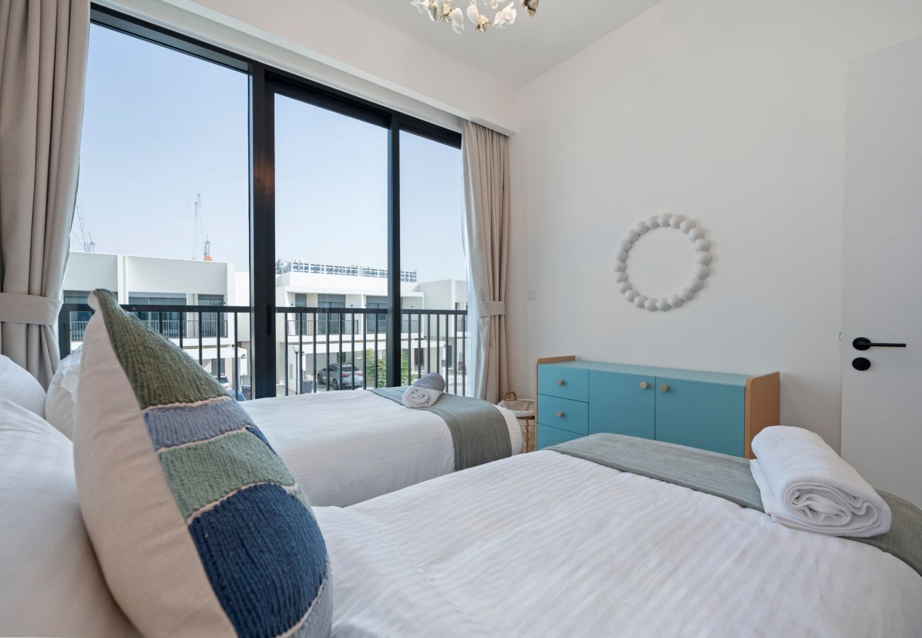 Таунхаус на Dubai - Spacious 3-Bedroom Townhouse with Maid’s Room & Private Garden