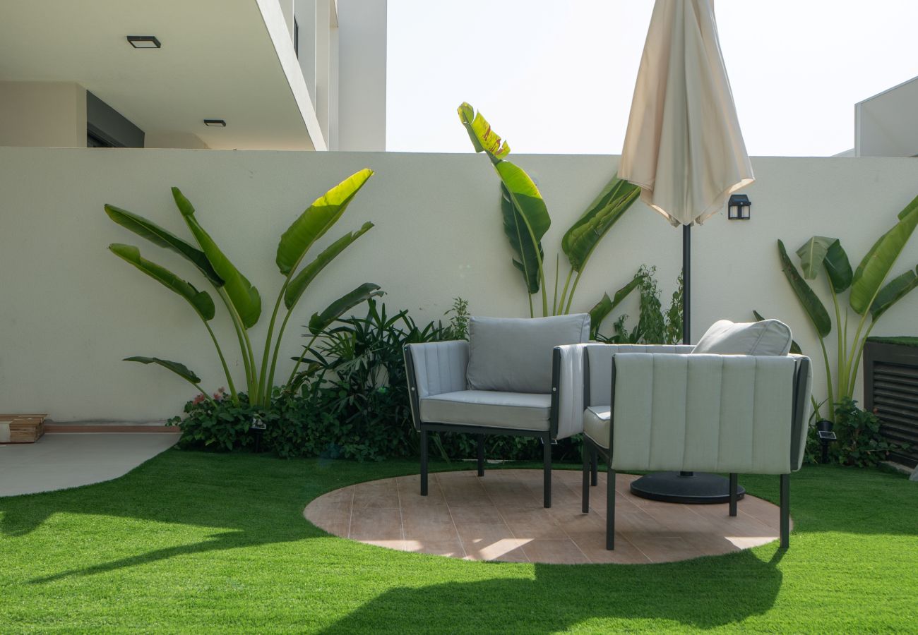 Таунхаус на Dubai - Spacious 3-Bedroom Townhouse with Maid’s Room & Private Garden