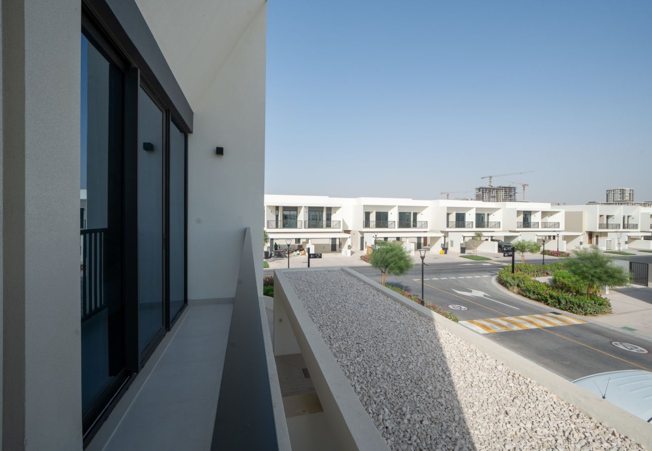 Таунхаус на Dubai - Spacious 3-Bedroom Townhouse with Maid’s Room & Private Garden