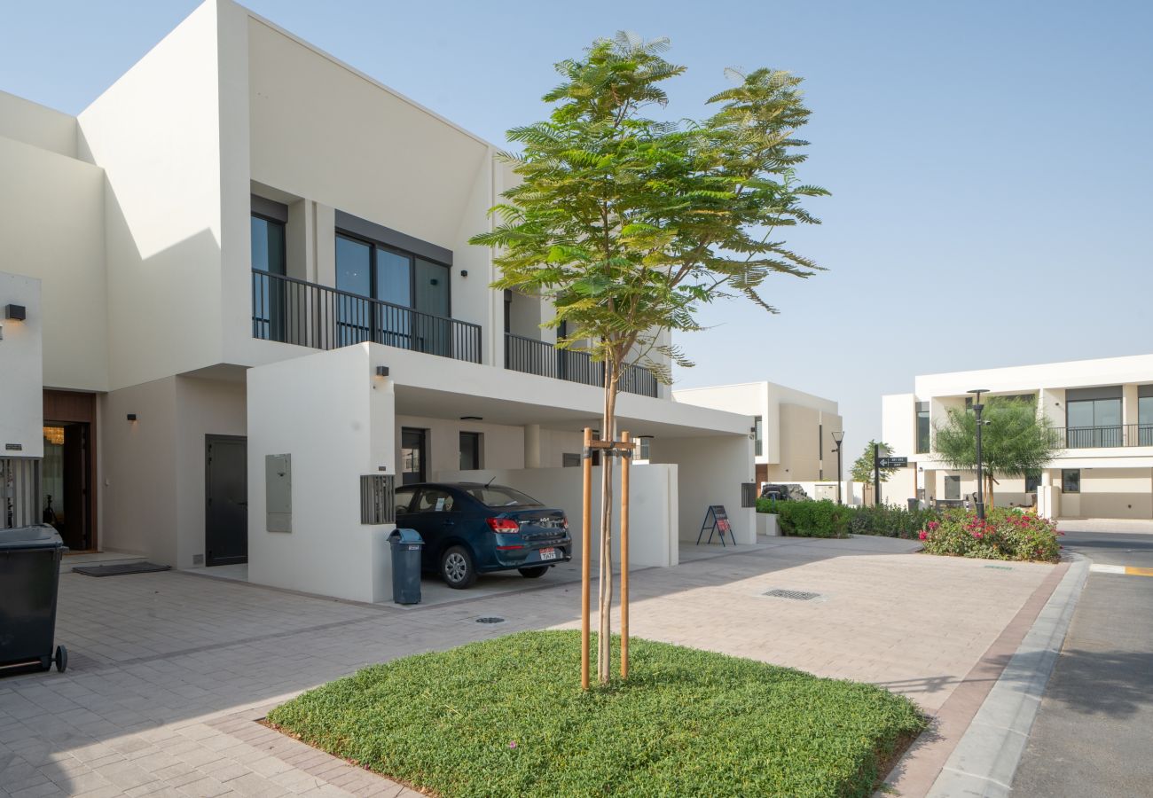 Таунхаус на Dubai - Modern 3-Bedroom Townhouse with Maid’s Room & Private Garden