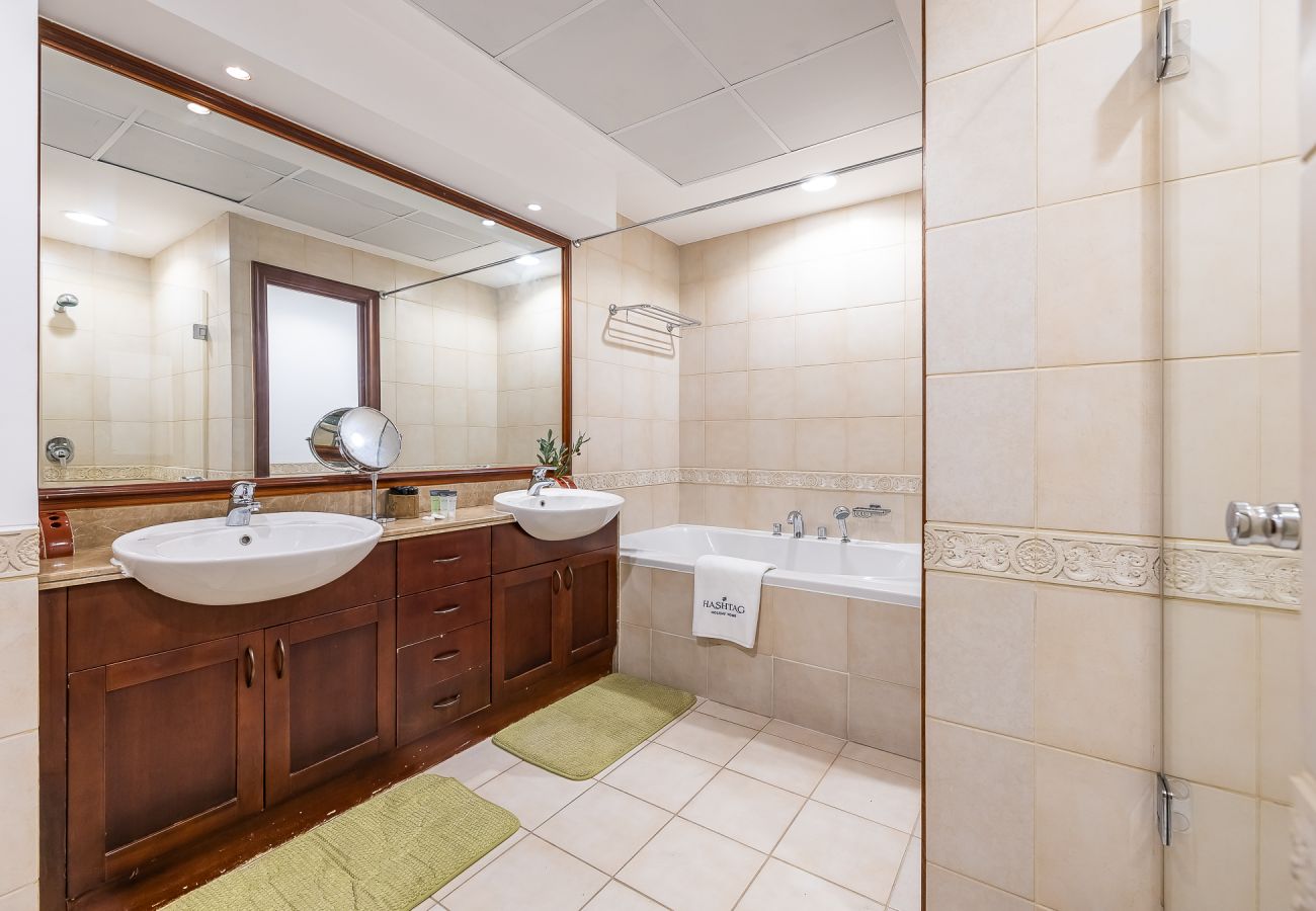 Вилла на Dubai - Elegant  5BDR villa + Maid Room in Dubai Marina