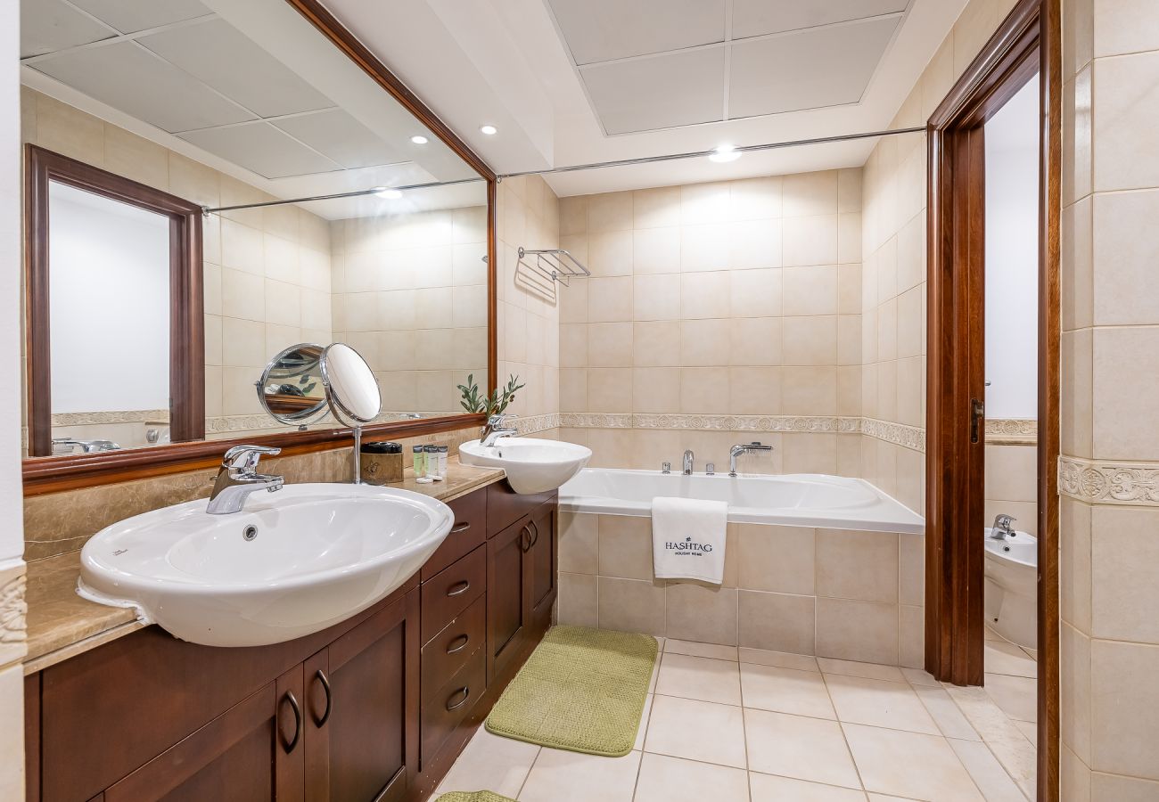 Вилла на Dubai - Elegant  5BDR villa + Maid Room in Dubai Marina