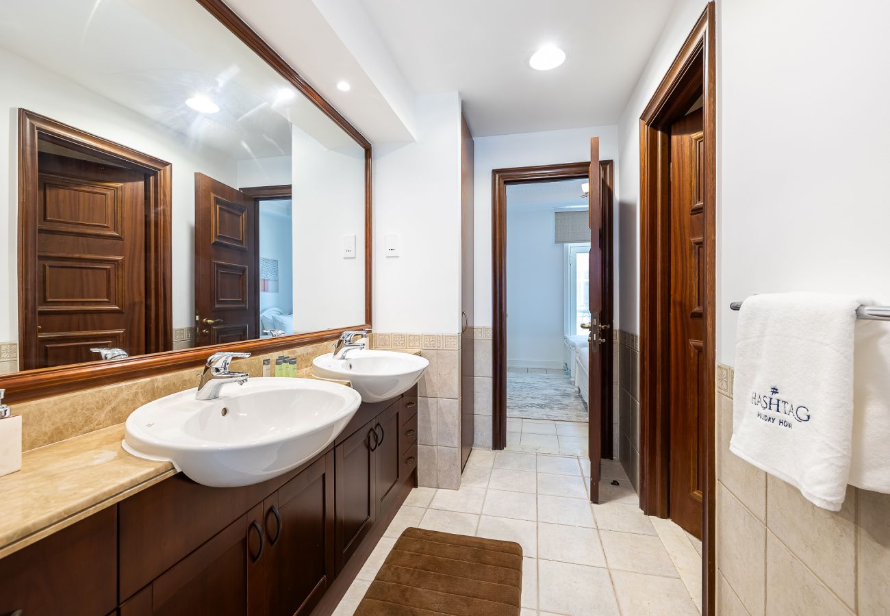 Вилла на Dubai - Elegant  5BDR villa + Maid Room in Dubai Marina