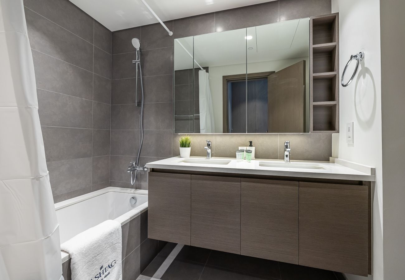 Апартаменты на Dubai - Elegant 3-Bedroom Apartment with Maid’s Room in Creek Gate – Dubai Creek Harbour