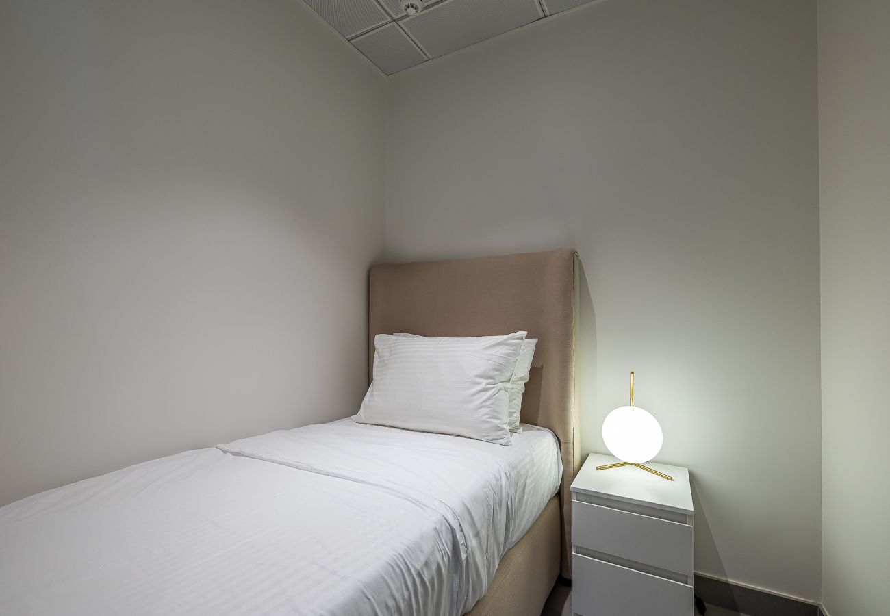 Апартаменты на Dubai - Elegant 3-Bedroom Apartment with Maid’s Room in Creek Gate – Dubai Creek Harbour