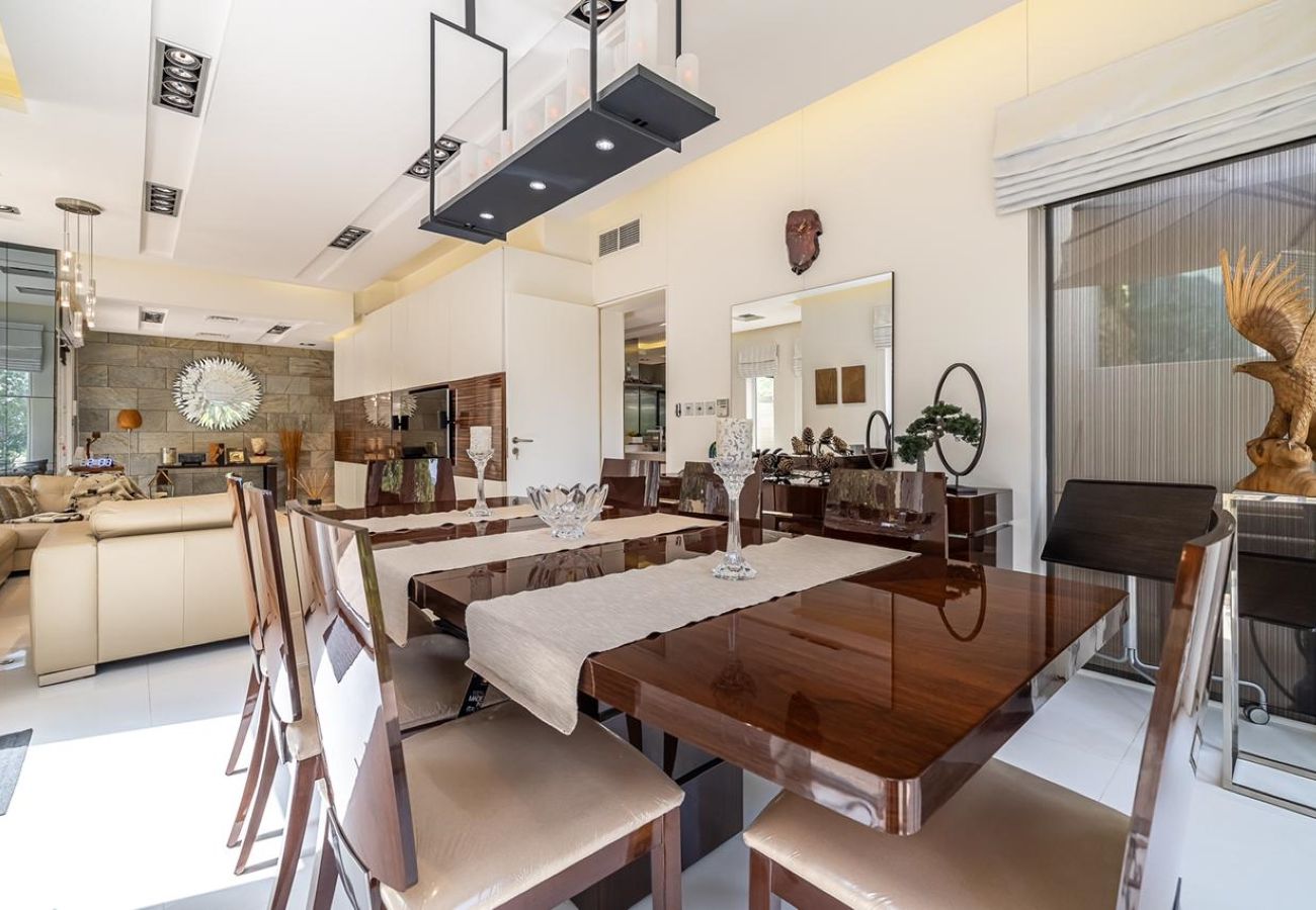 Апартаменты на Dubai -  Luxury Villa in The Springs with Private Garden 
