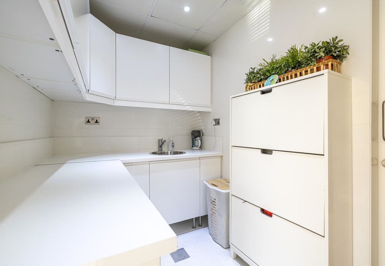 Апартаменты на Dubai -  Luxury Villa in The Springs with Private Garden 