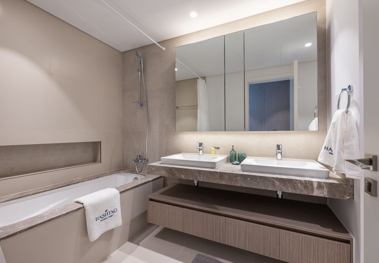 Апартаменты на Dubai - Luxurious 2-Bedroom Apartment with Burj Khalifa & Waterfront Views 