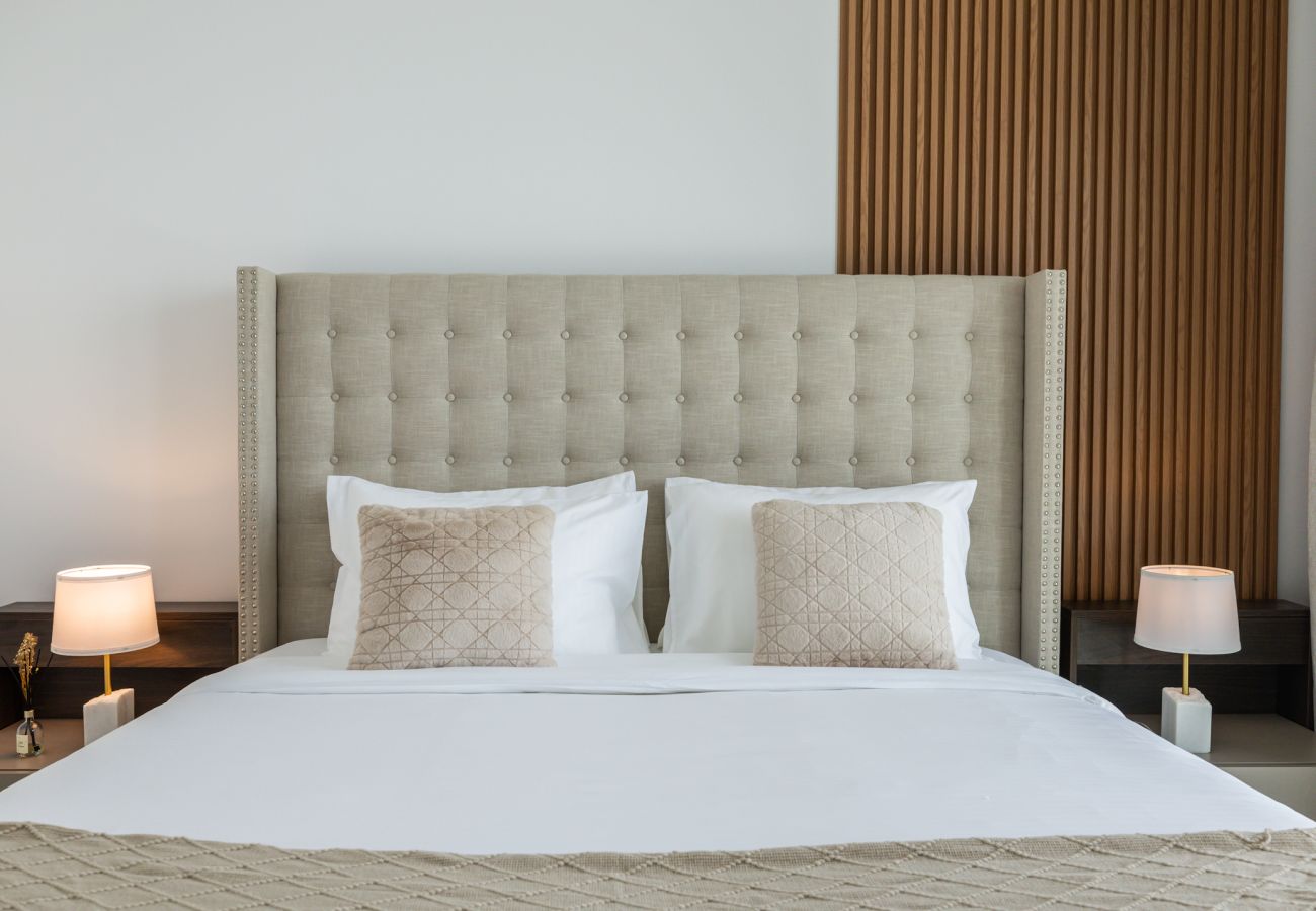 Апартаменты на Dubai - Luxurious 2-Bedroom Apartment with Burj Khalifa & Waterfront Views 