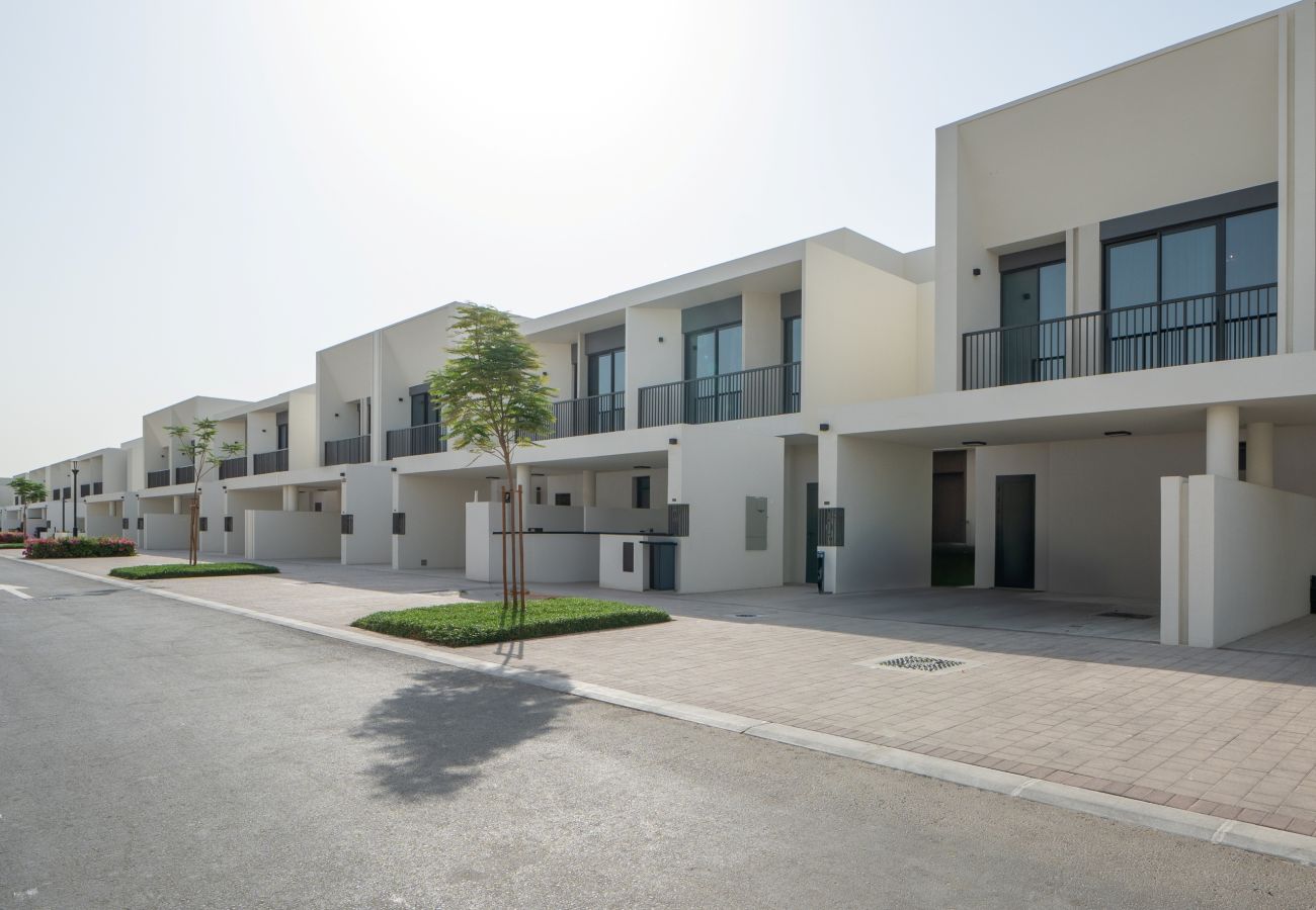Апартаменты на Dubai - Spacious 3-Bedroom Townhouse with Maid’s Room & Private Garden