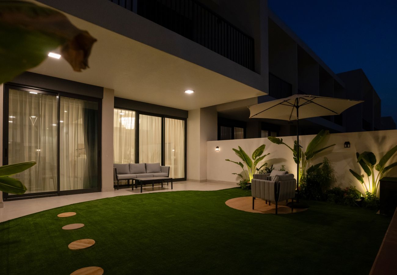 Апартаменты на Dubai - Spacious 3-Bedroom Townhouse with Maid’s Room & Private Garden