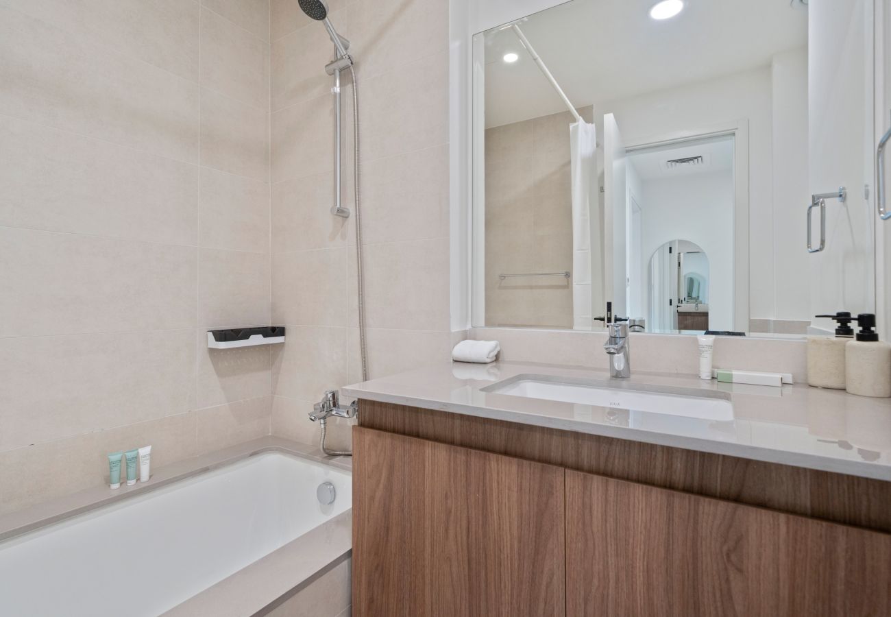 Таунхаус на Dubai - Modern 3-Bedroom Townhouse with Maid’s Room & Private Garden