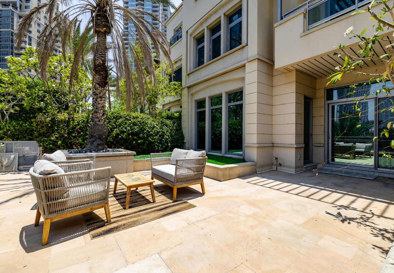 别墅 在 Dubai - Elegant  5BDR villa + Maid Room in Dubai Marina