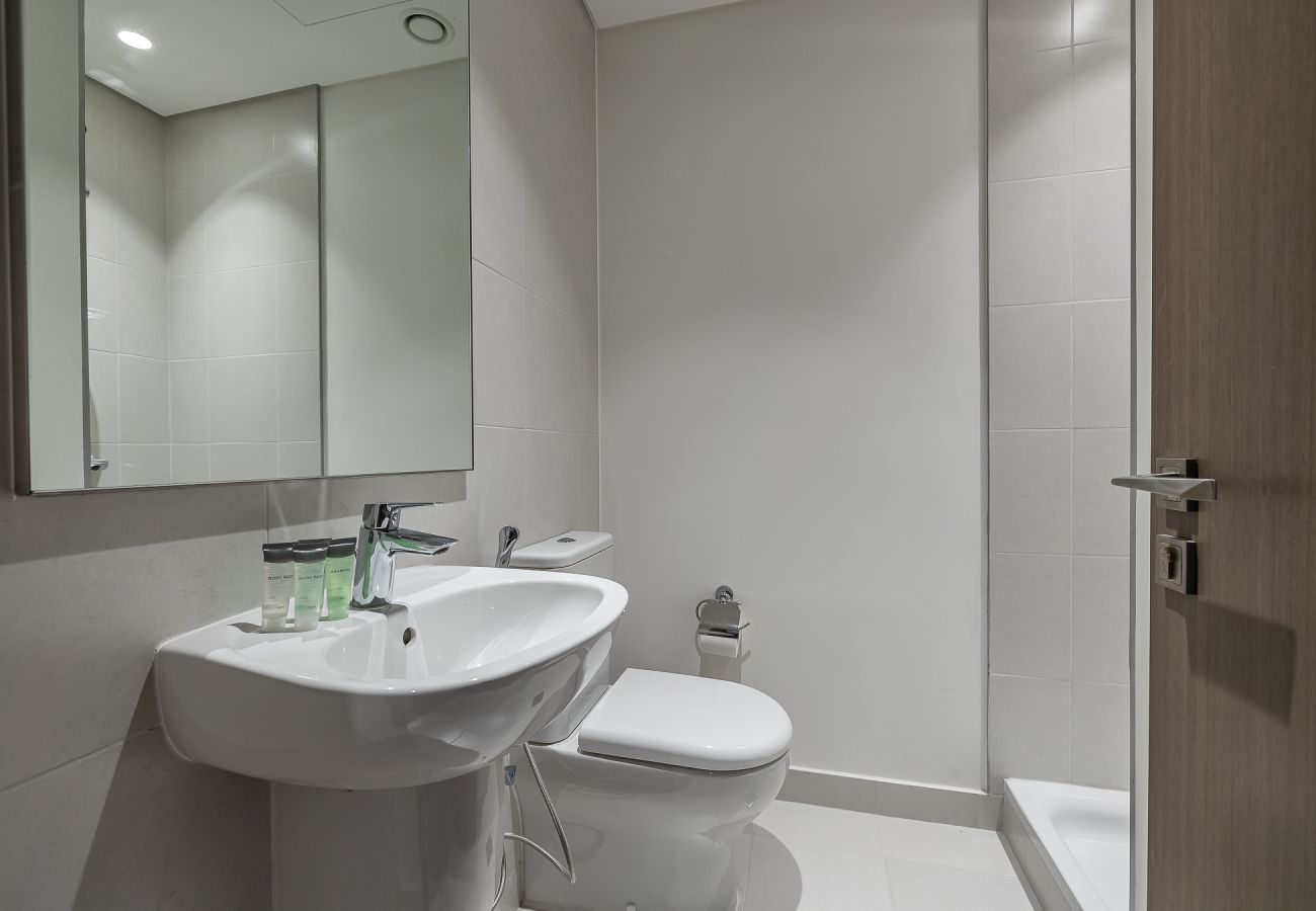 公寓 在 Dubai - Elegant 3-Bedroom Apartment with Maid’s Room in Creek Gate – Dubai Creek Harbour