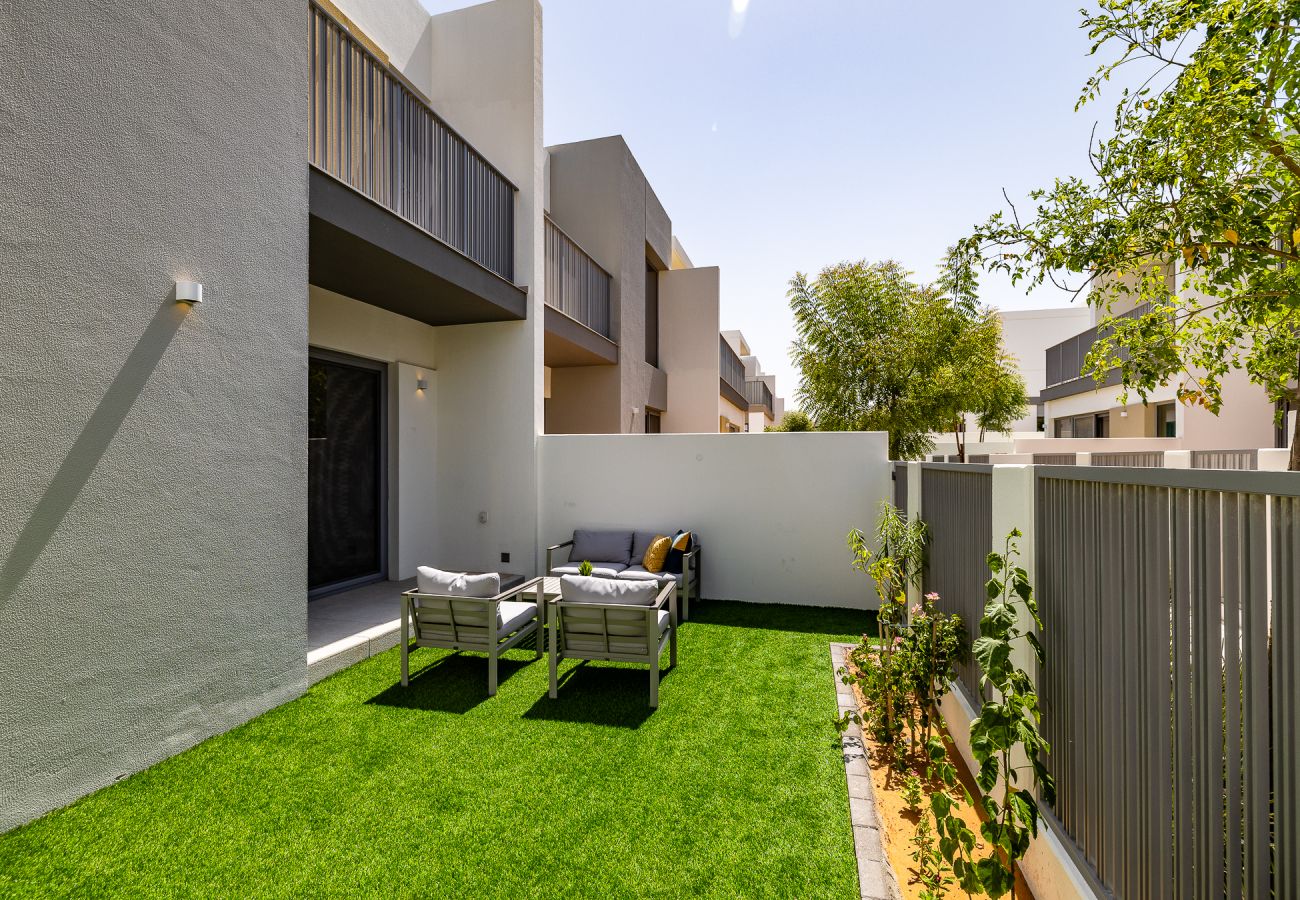 公寓 在 Dubai - Elegant villa with 3 BDR I Maid Room I Garden /B51