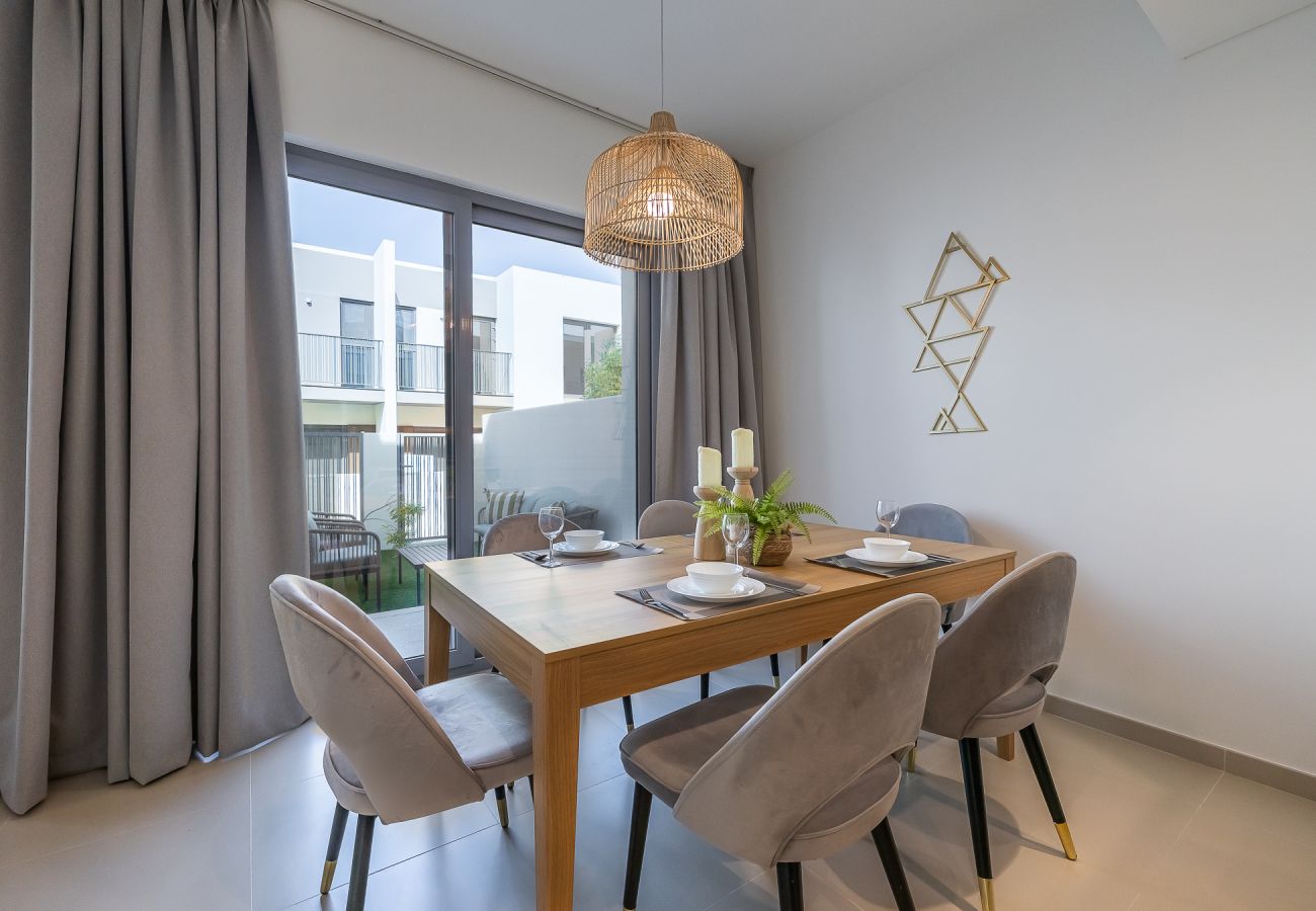 公寓 在 Dubai - Modern 3-Bedroom Villa with Garden | Tilal Al Ghaf | Family-Friendly / B245