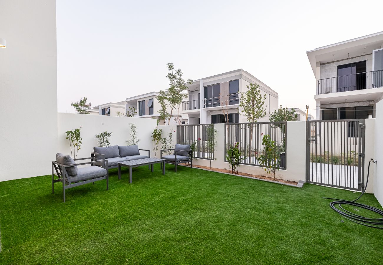 公寓 在 Dubai - Exquisite 3-Bedroom Villa in Tilal Al Ghaf with Private Garden and Modern Amenities I B329